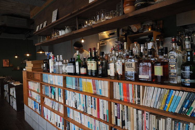 書籍が並ぶ店内。お酒も飲める。本×お酒、かっこいい！