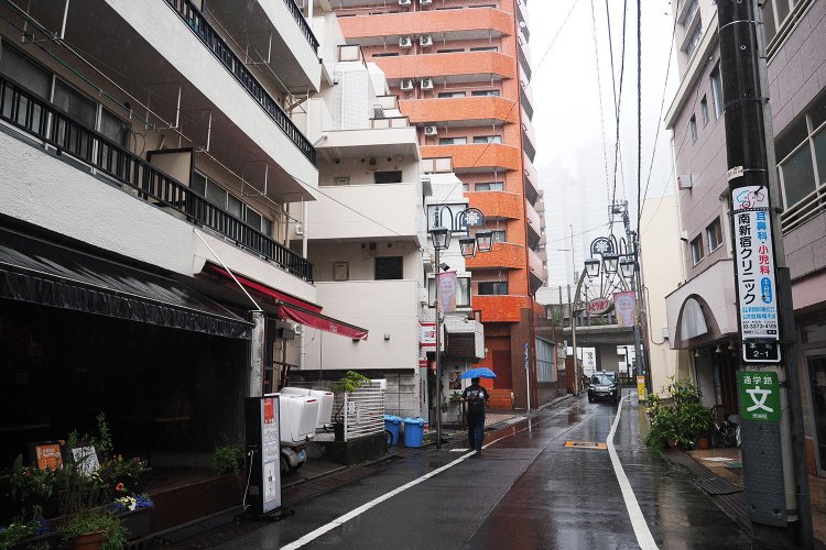 ふどう通り（不動通り商店街）。うっすらだが奥には高層ビルが見える。