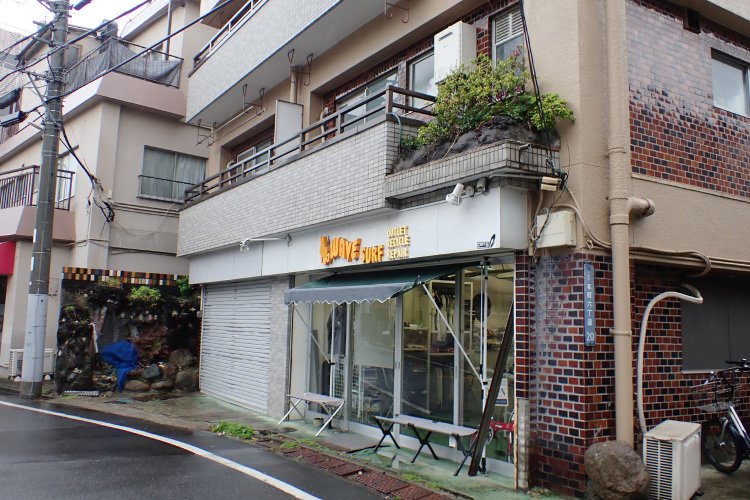 2階部分に、盆栽のように植栽された造形物を発見。