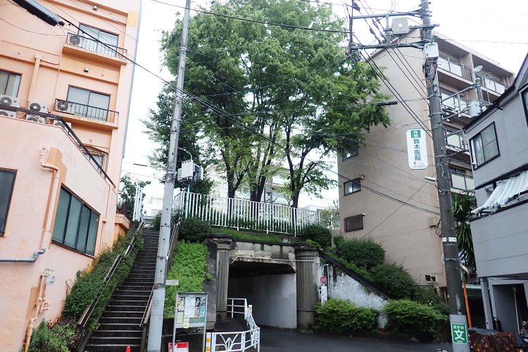 本村隧道。上は水道道路と呼ばれる東京都道431号角筈和泉町線。むかしは玉川上水から淀橋浄水場へと水を送っていたそう。