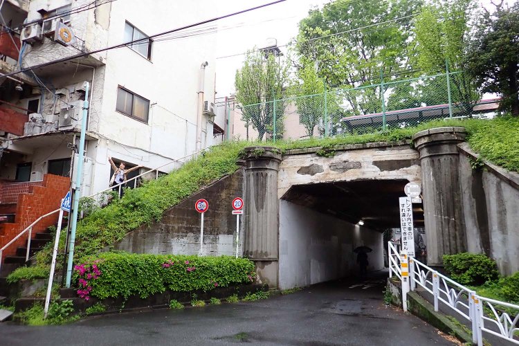 反対側。パルテノン神殿を彷彿とさせる造りが面白い。