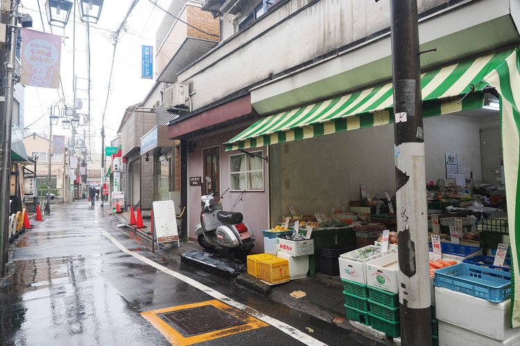 独立型の青果店で夏みかんを買った。店主が「昔は夜までにぎやかなエリアだったけど今はすっかり静かだよ」と教えてくれた。