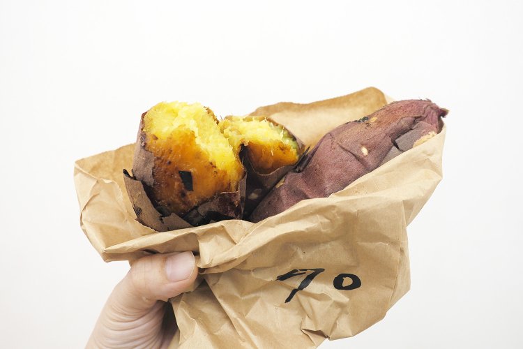 散歩の締めに「初台スーパー百貨店」に戻り、地元の方におすすめされていた焼き芋を買った。たっぷり入って270円。とても甘くておいしかった。