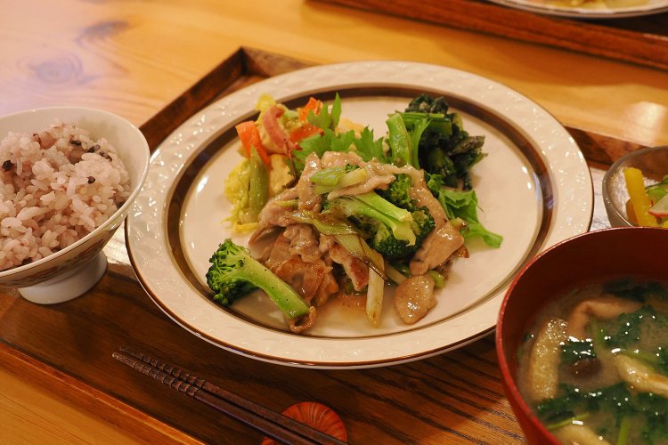 豚肉とブロッコリーの生姜焼きをオーダー。彩り豊かでキラキラ輝いてます！　全部うまい！