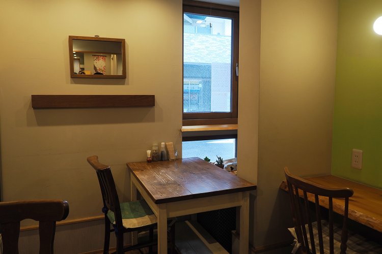 一番奥の1人席は、商店街が見える。特等席かも。