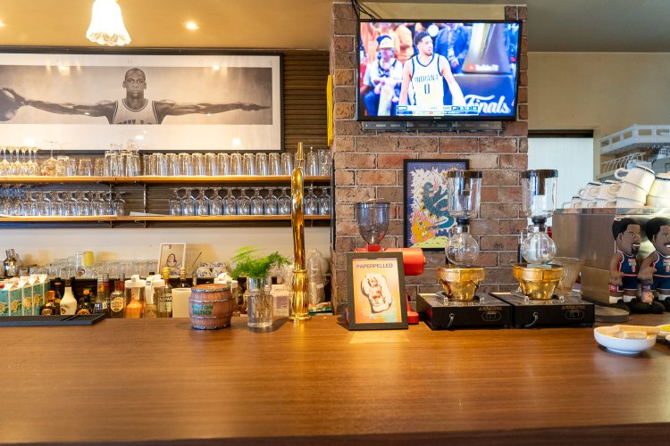 24時まで営業しているため、お酒も用意。ビアタップの中身はキリンラガー。