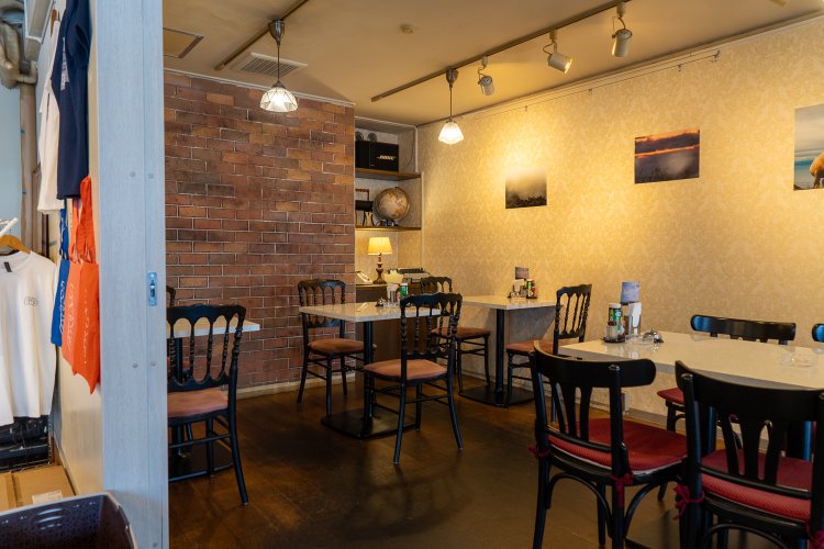 奥のスペースは電子タバコのみ喫煙可能。