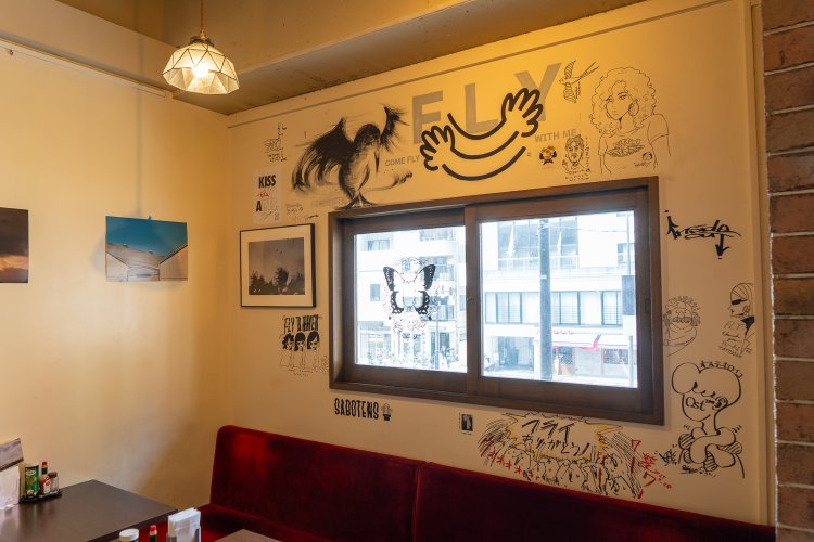 壁のアートは、過去に展示した作家たちが残したもの。