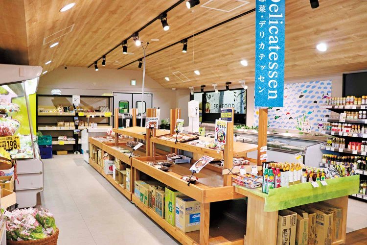 こぢんまりとした店内左側が弁当惣菜コーナー。外食事業とスーパー事業を融合させ評価を上げた、和洋中の料理人が開発する人気弁当が並ぶ。