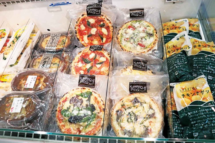 令和5年度プレミア和歌山にも認定された「熊野しらすと大葉ジェノベーゼのオリジナル熊野ピッツァ」。冷凍で販売し全国へも発送。