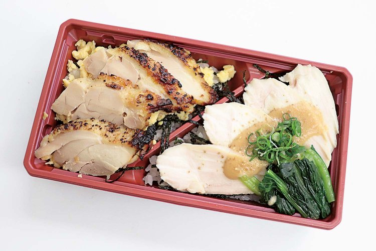 「とりみそ二色丼★」は新宮醤油醸造の「ときわみそ」を使った2種の鶏肉丼。