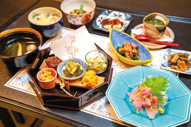 海のない長野県で伝統的に食されてきた塩いかや、長寿食である佐久鯉のあらい・やわらか煮、信州豚の角煮、五平餅など、郷土の味覚を盛り込んだ会席料理が並ぶ夕食。