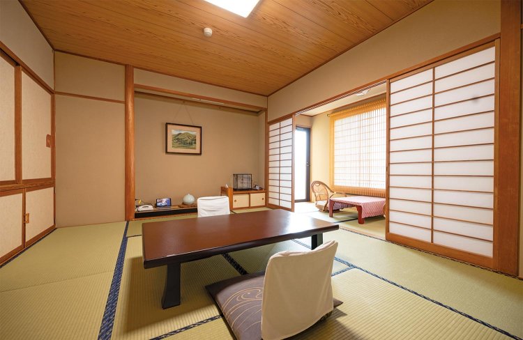 8畳・10畳の和室のほか、和洋室や別館もある。