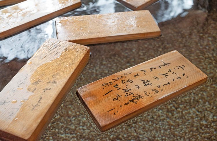お湯に沈めて浮き上がってきた札で恋愛運を占う「恋札」は、近くリニューアル予定。