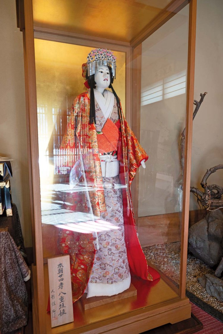フロントには、文楽で使う八重垣姫の人形が飾られている。