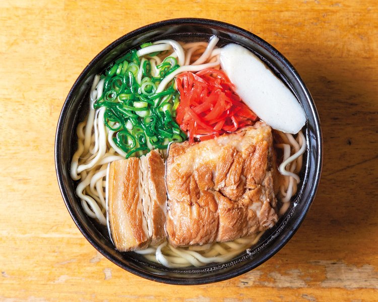 ソーキ（豚のあばら肉）と三枚肉が一つずつのったミックス（大）800円。