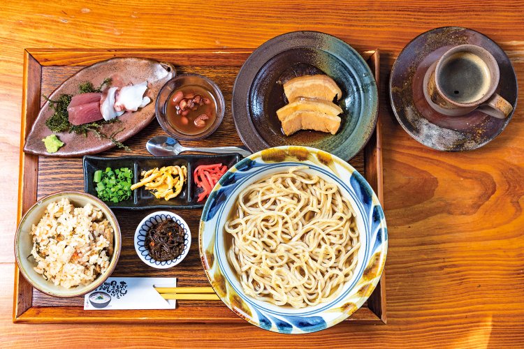 上原そばセット1400円は小鉢や刺身、デザートにコーヒー付き。