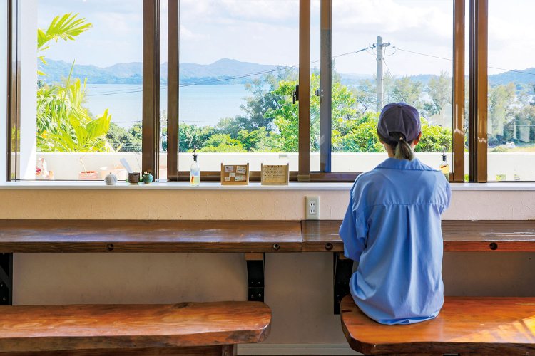 海と空、広がる田園風景の安らぎに長居をする人も多い。