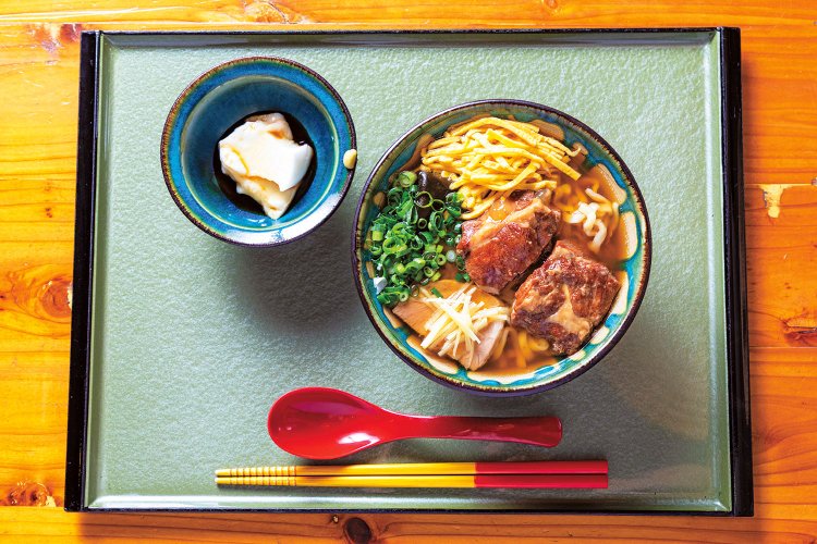 地元の海で獲れた魚の旨味が一杯に濃縮。帆掛きそば（並）1000円。