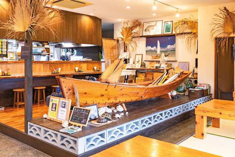 店内中央には、帆掛けサバニ船や「本日の魚」を記した黒板が。