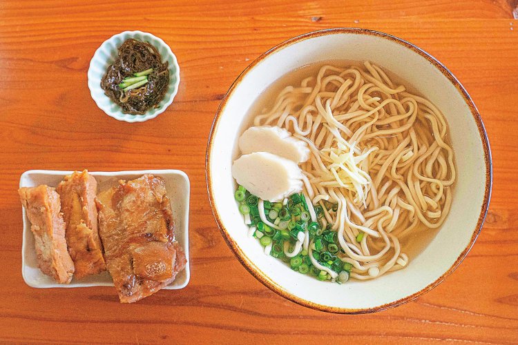大きなソーキが別添えで、もずく酢もセットの本ソーキそば1000円。