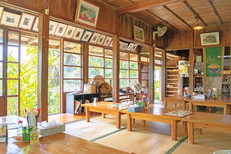 風が通り抜ける気持ちのいい古民家。食後は庭の散策も忘れずに。