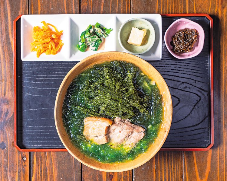 4種の小鉢とぜんざい、マンゴージュースが付いたスペシャルは2850円。