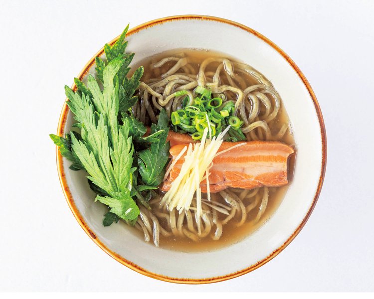 デトックス効果が期待されるフーチバーを練り込んだ麺は、むちっとした歯ごたえ。