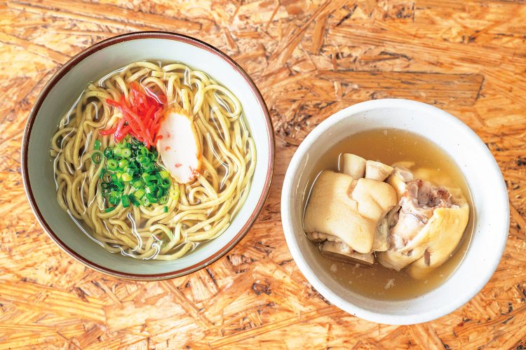 ぷるっとやわらかく、ビッグサイズのてびち2個入り。てびちそば950円。