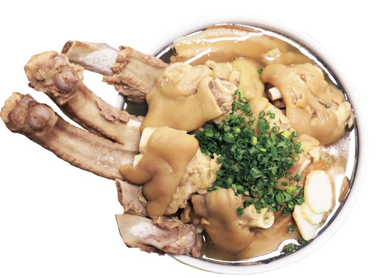 ソーキ、てびち（豚足）、三枚肉が盛りだくさんのスペシャルそば（大）1280円。