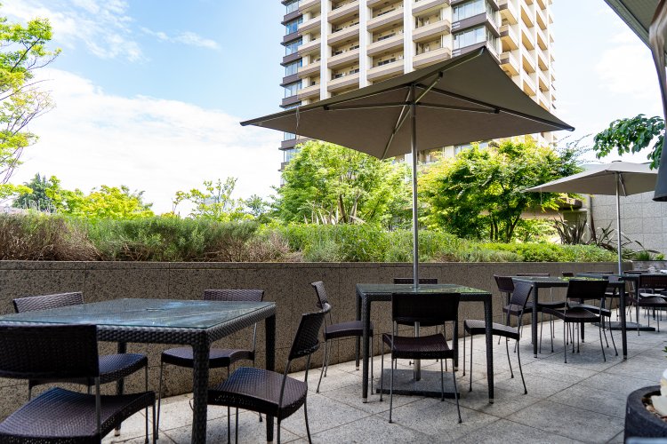 店内も広いが、天気が良ければテーブル席とソファ席があるテラスがおすすめ。