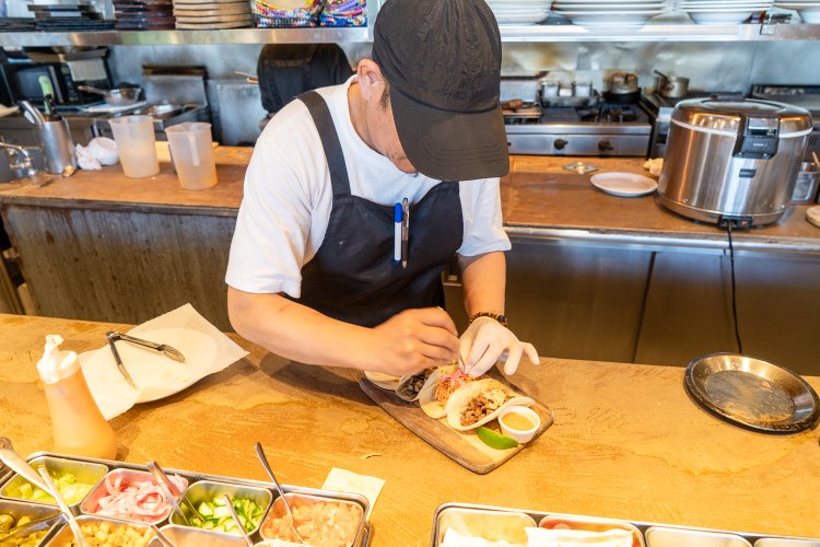 メキシコ人のシェフがタコスを繊細に盛り付け。
