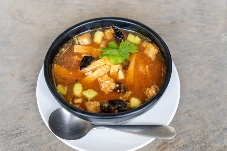 ほんのりスパイシーなトルティーヤスープには野菜がたっぷり。