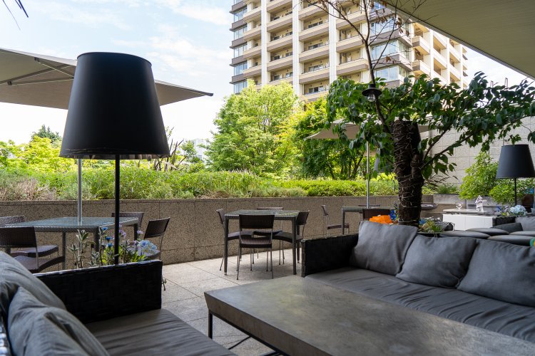 テラスにはテーブル席とソファ席がある。