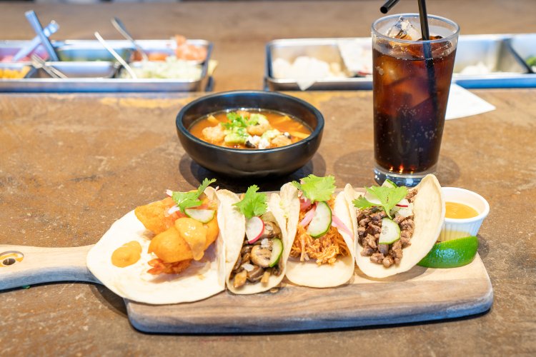 3種類のミックスタコス（ランチはスープかサラダ、ドリンク付き）は1980円。写真はシュリンプのタコスを加えた4種類で2090円。