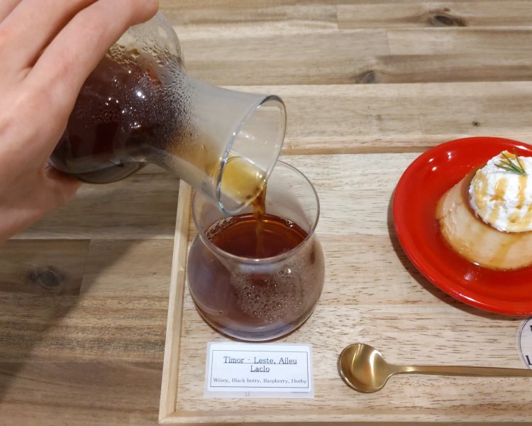 1杯目は淹れたてで。2杯目は温度が下がることによる風味の変化を楽しめる。