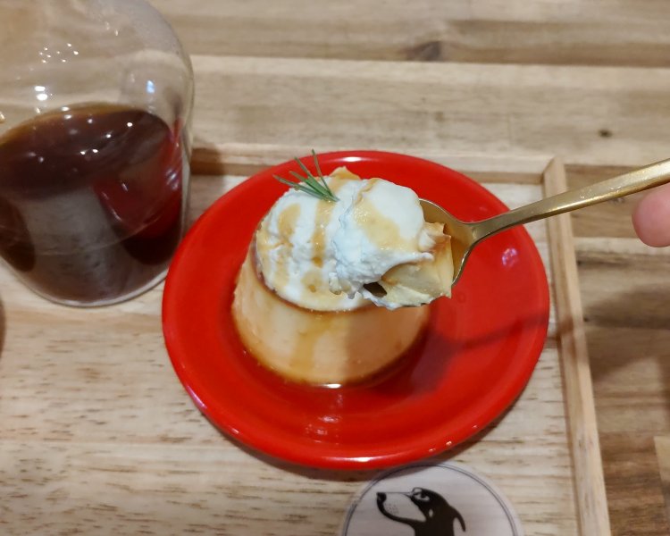 クラシックなカスタードプリン。ちなみにスイーツやフードの開発は、オーナーのご両親が担当されている。