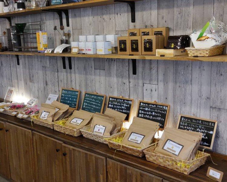 コーヒー豆＆粉はもちろん、ハーブティーや犬猫用おやつなども販売している。