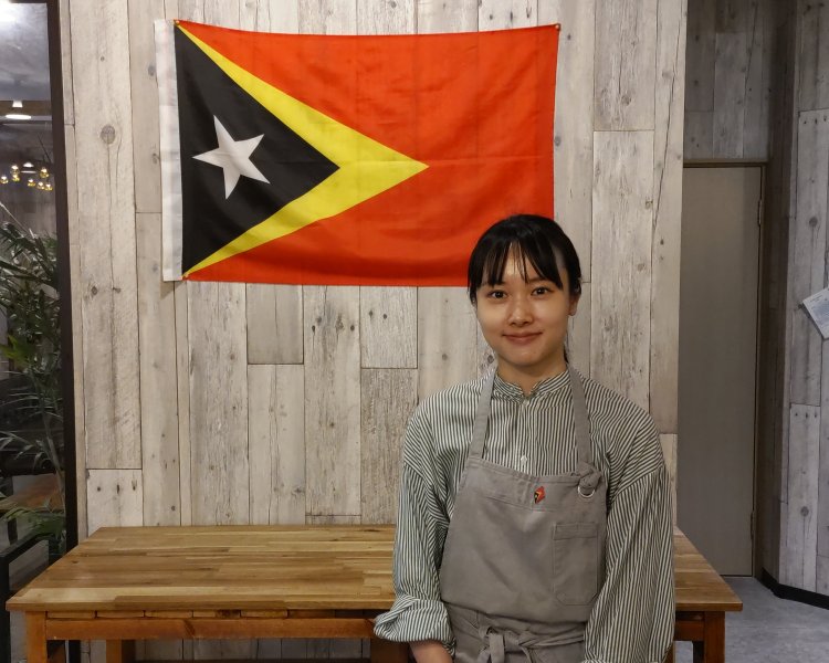 「オーナーの影響で東ティモールの人たちを応援したいと思うようになりました」と、店長の山田朝華さん。