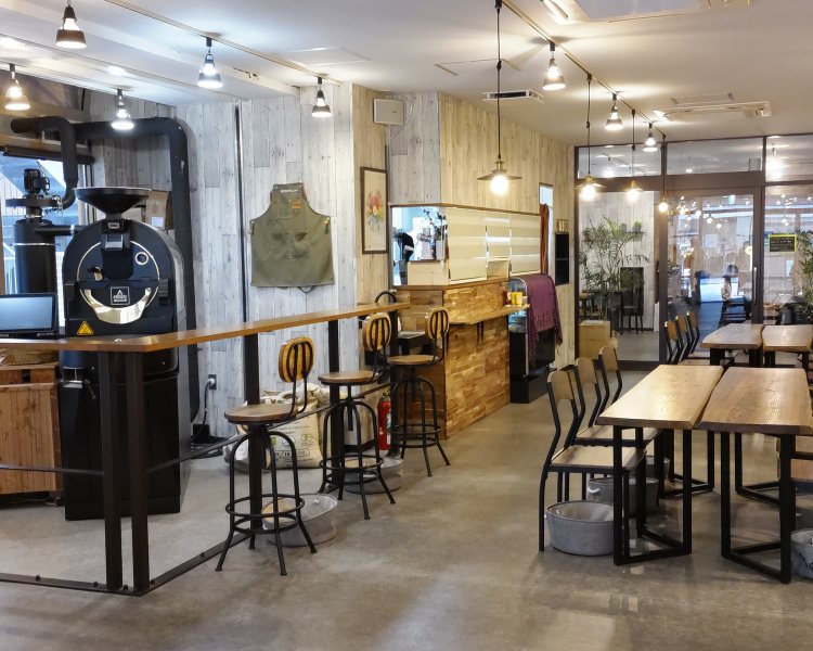 横長のテーブル席のほか、壁際にはカウンター席がある。店内の焙煎機で作業する様子が見られることも。