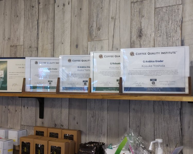 出入り口付近の棚に、オーナーや山田さんが取得したQグレーダーの証明書が並んでいる。