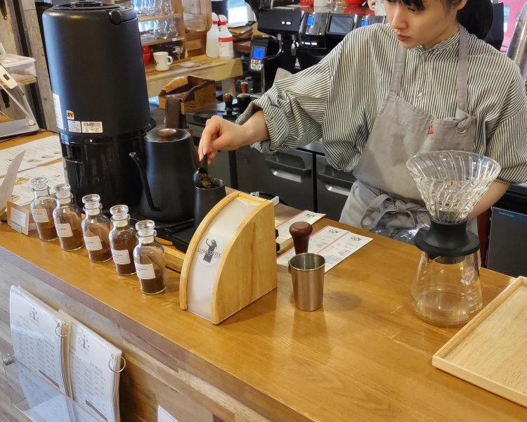 まずはコーヒー豆を計量する。ハンドドリップコーヒーに使用する豆の量は20g。