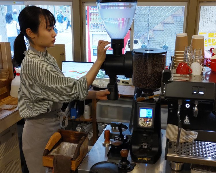 計量した豆をグラインダーで挽く。提供までに時間はかかるが、コーヒーはグラス2杯分だ。