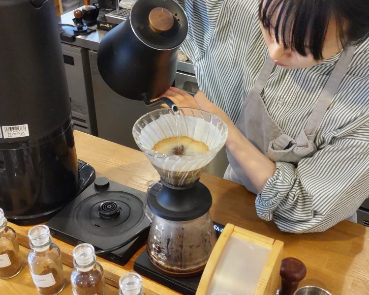 挽いた粉をフィルターに入れ、お湯をゆっくり注いで抽出していく。