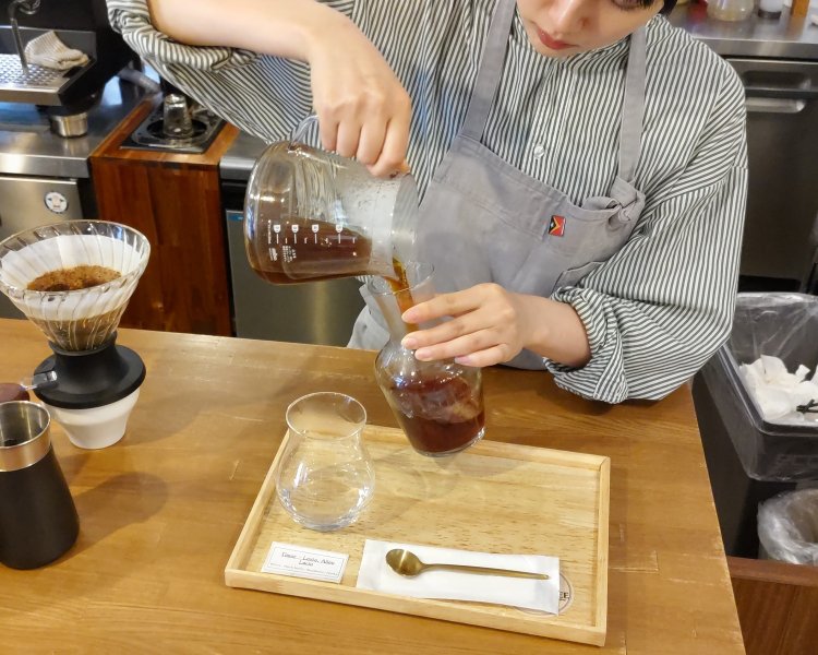 長方形のトレーにグラスを用意し、大きめの容器に抽出したコーヒーを移す。