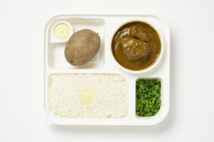 ミートミックスカレー弁当 1696円。
