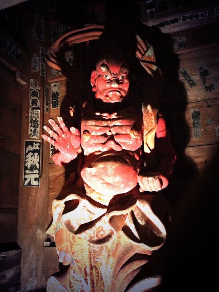 「杉本寺」の仁王像は夜に見ると迫力満点。