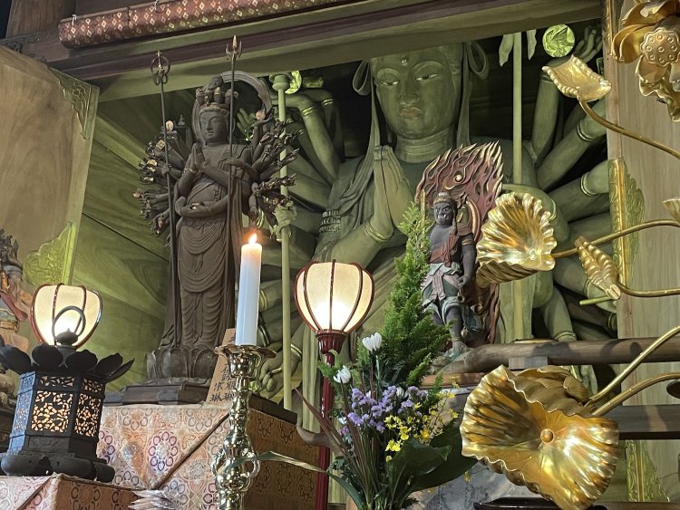 4万6000倍の功徳日に開帳された「清水寺」（福岡県）の千手観音。