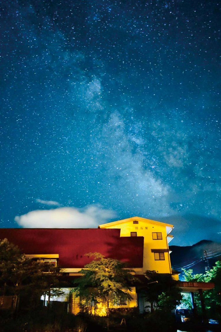 ブナやダケカンバに囲まれた自然豊かな立地だから、美しい星空を観賞できる。希望者には撮影のワンポイントレッスンも。