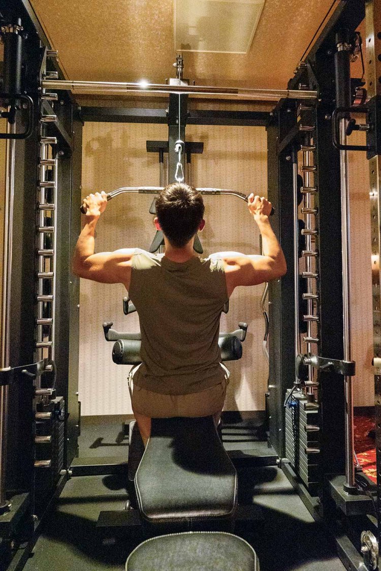一台で全身の筋肉を鍛えられるオールインワンマルチラックを、元スナックのトレーニングルームに設置。